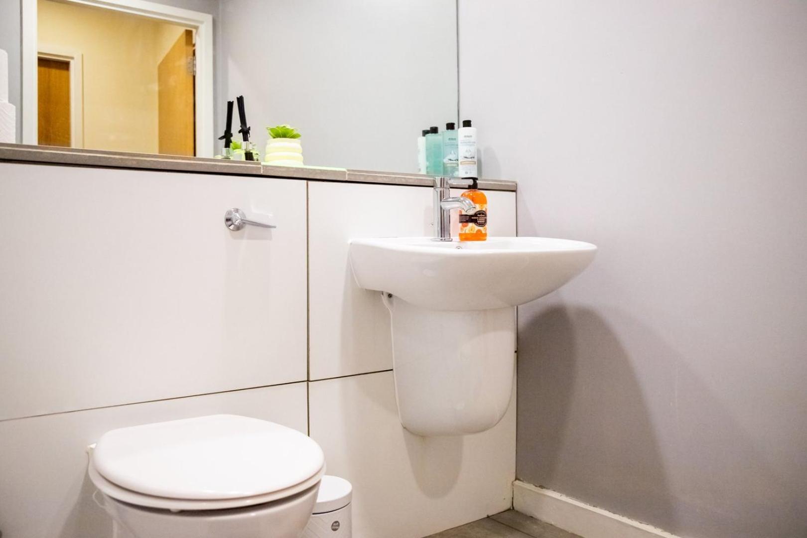 Leeds Vibrant 2 Bedroom Sleeps 4 Екстериор снимка